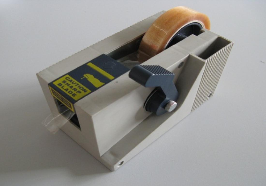 Tape unwinder with adjustable length for narrow rolls of tape